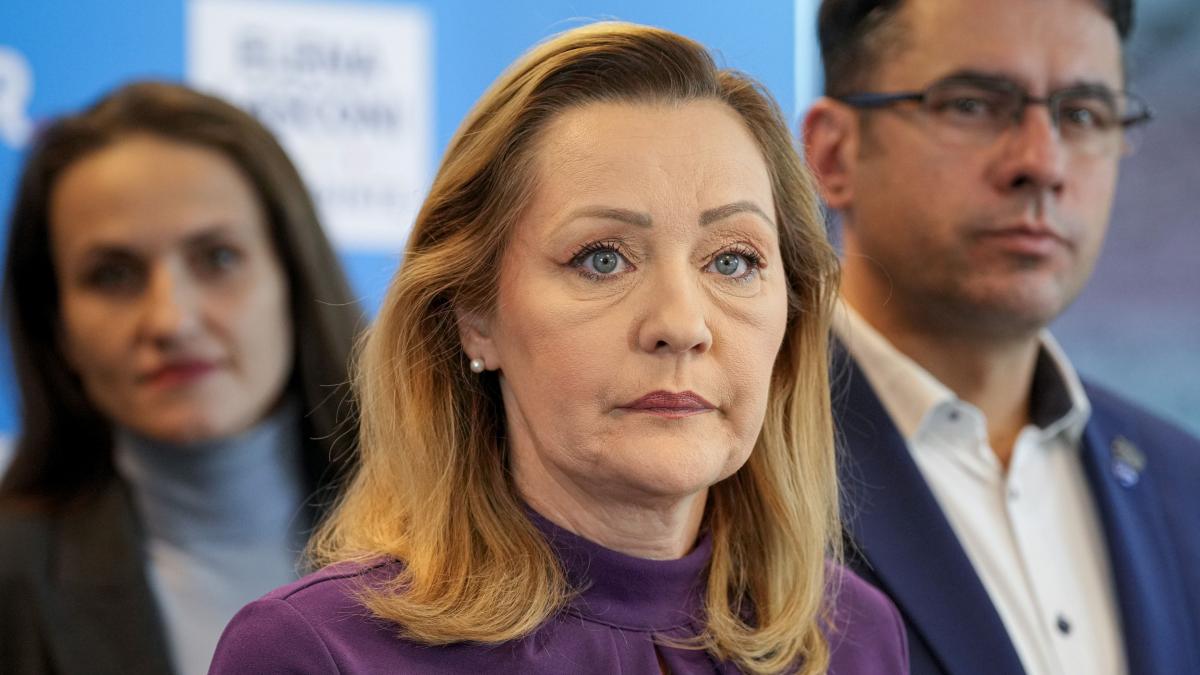 Lasconi il acuza pe Ciolacu de ipocrizie pentru Ordonanta trenulet Nu taie nimic de la speciali doar de la popor