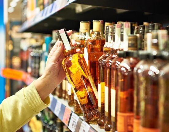 33 de persoane au murit dupa consum de alcool cu metanol in Istanbul Suspecti arestati