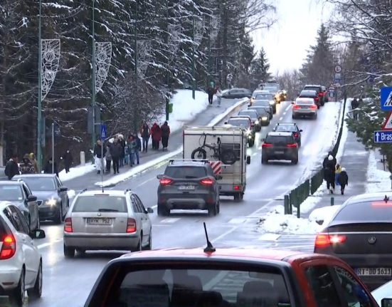 Aglomeratie pe Valea Prahovei cozi uriase auto rute ocolitoare