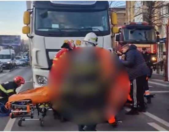 Barbat lovit de TIR pe trecerea de pietoni in Piatra Neamt scos in viata de sub vehicul