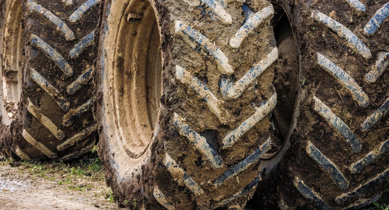 Barbat salvat inconstient de sub un tractor fara semne vitale in Alba