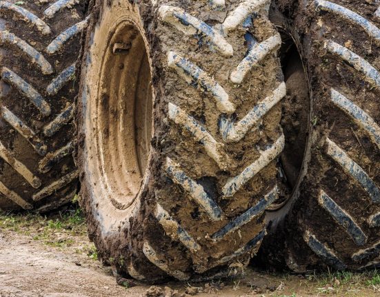 Barbat salvat inconstient de sub un tractor fara semne vitale in Alba