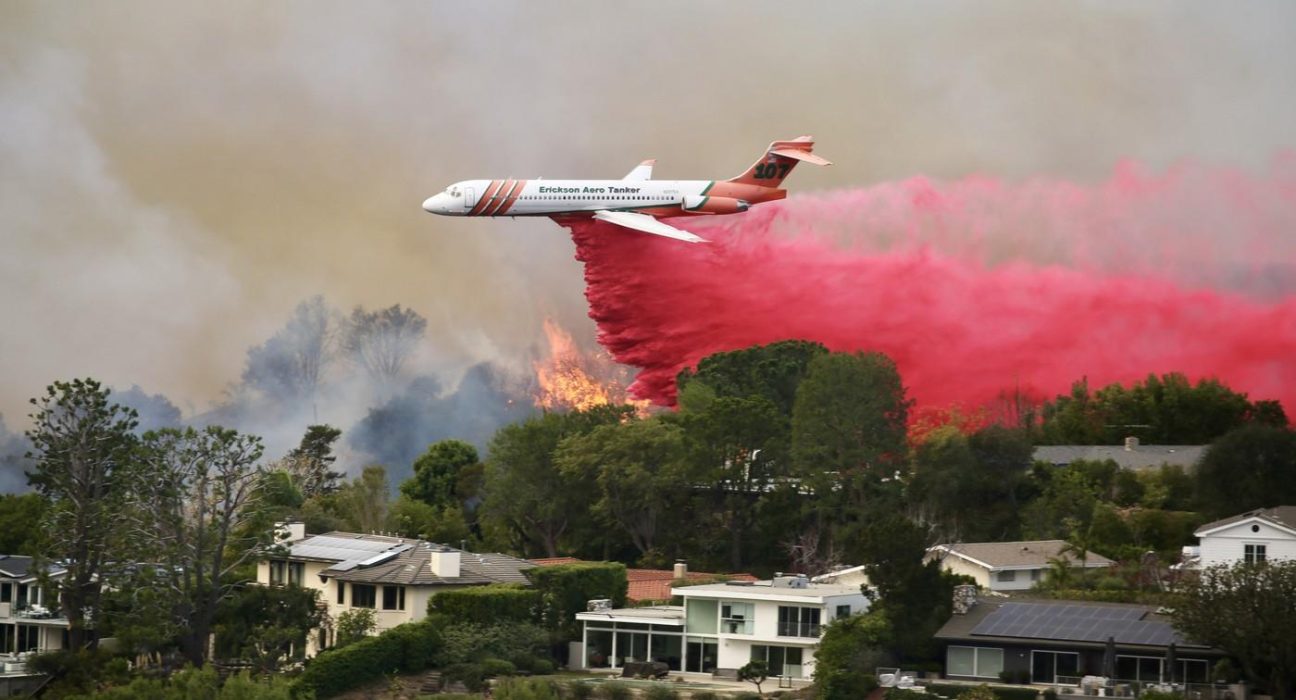 Harrison Ford escortat de politie pentru a verifica daca vila sa de 126 milioane de dolari din Los Angeles a fost afectata de incendiu