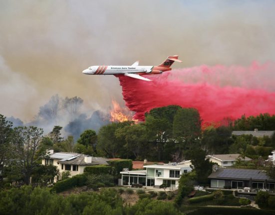 Harrison Ford escortat de politie pentru a verifica daca vila sa de 126 milioane de dolari din Los Angeles a fost afectata de incendiu