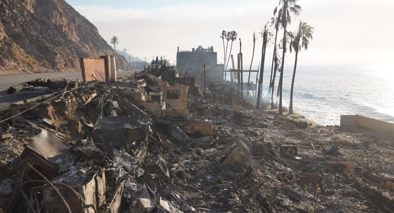 Hoti in uniforme de pompieri in zone incendiate din Los Angeles