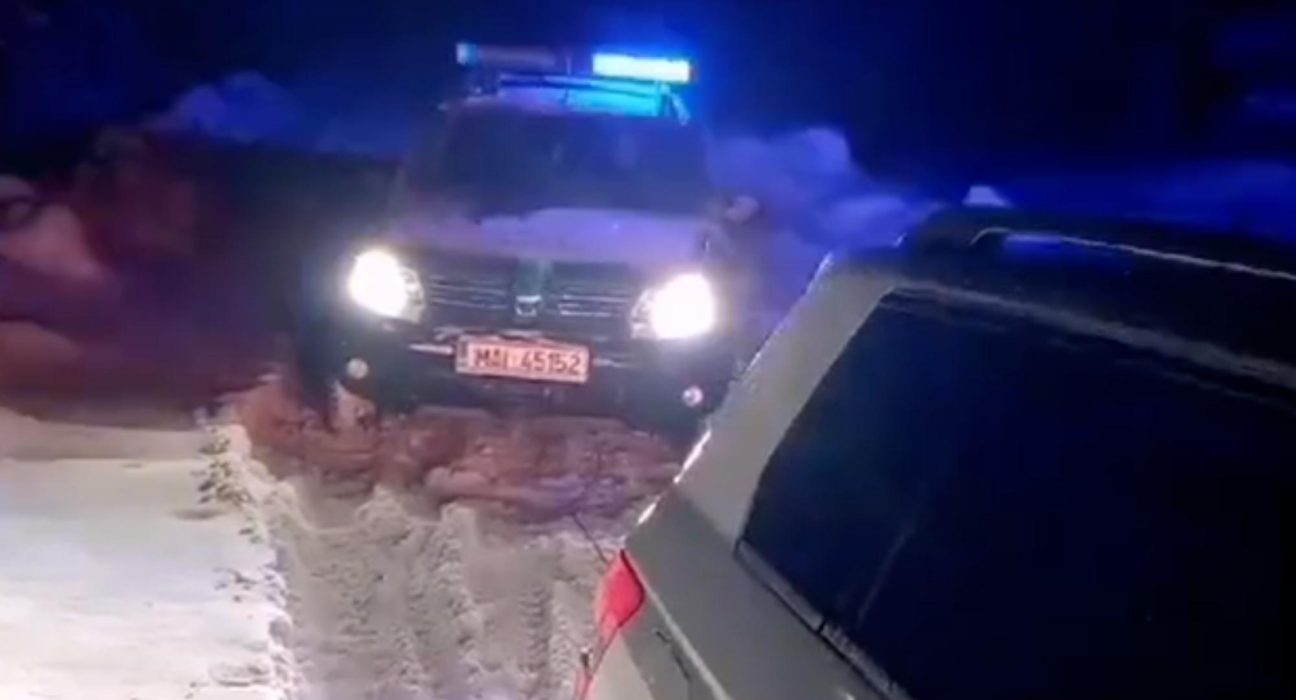 O familie cu 2 copii blocata in zapada in Alba jandarmii au intervenit