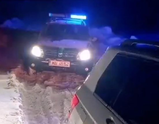 O familie cu 2 copii blocata in zapada in Alba jandarmii au intervenit