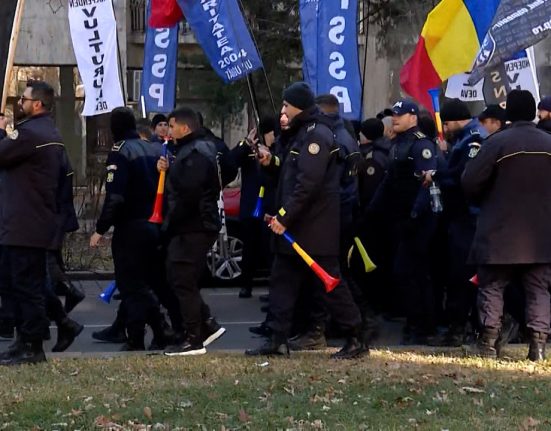 Politistii ameninta cu incetarea muncii in weekend si de sarbatori din cauza ordonantei trenulet ce le a taiat plata orelor suplimentare