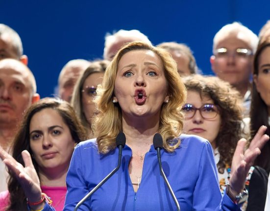 Reactia Elenei Lasconi dupa ce Marcel Ciolacu a decis sa limiteze timpul de votare in diaspora Assistam la o discriminare Opriti va odata