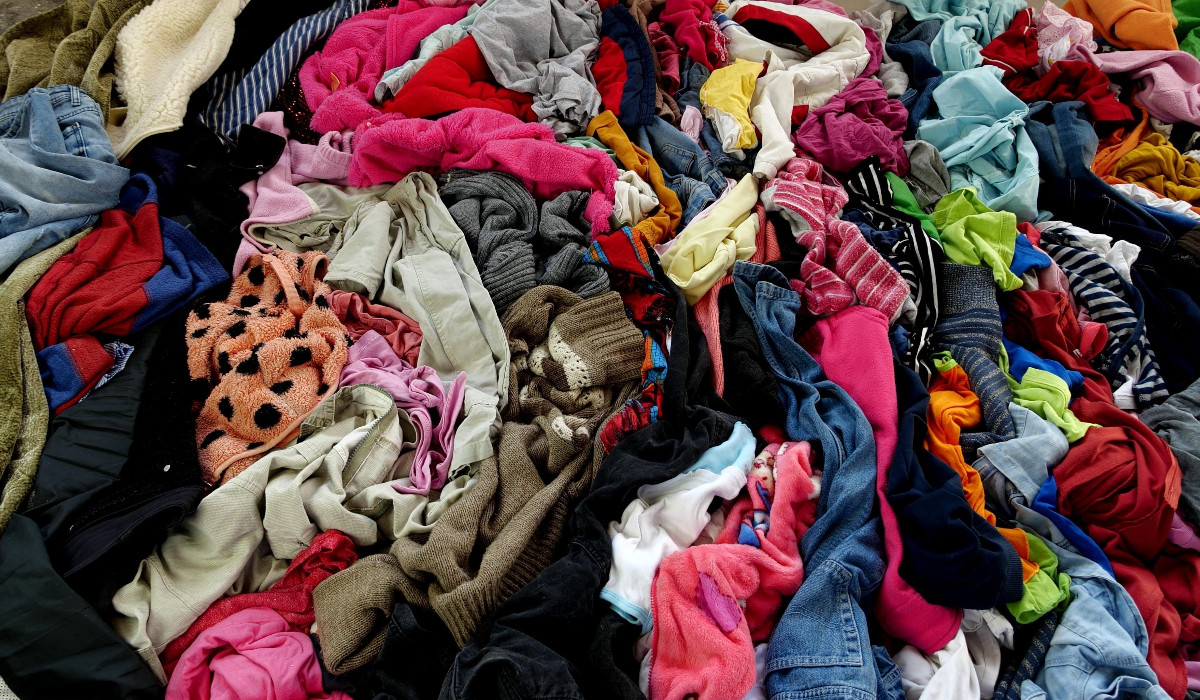 Romanii obligati sa recicleze hainele vechi