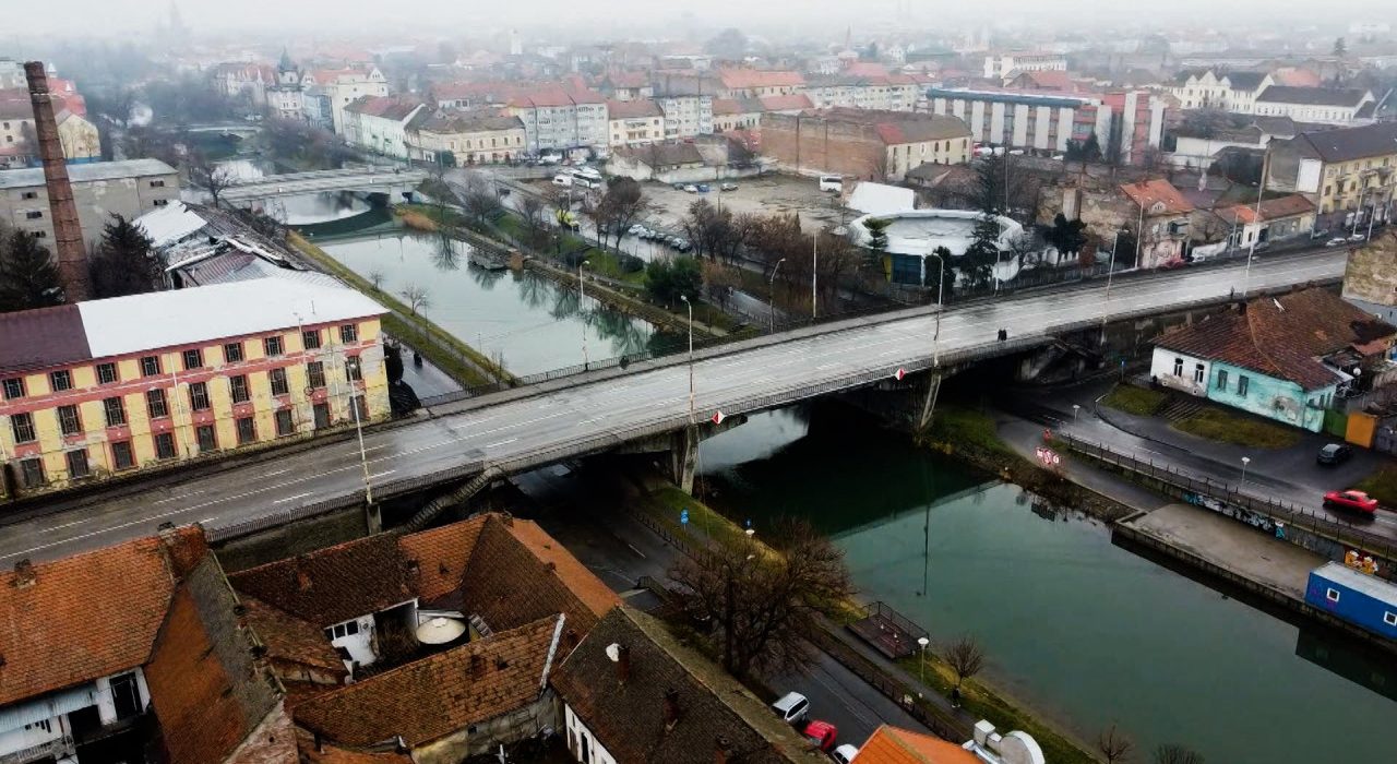 Un pod de 72 m risca sa se prabuseasca Doamne cum se sfarama