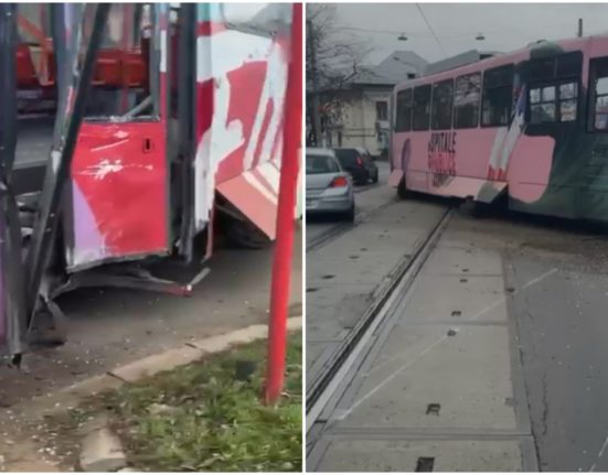 Un tramvai a deraiat si s a izbit de un stalp in Capitala