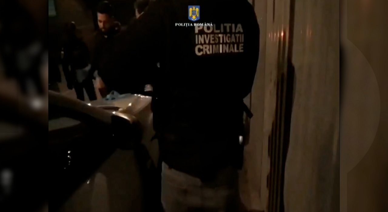 Asistenta din Gorj a furat 140000 euro si bijuterii cu ajutorul iubitului mai tanar cu 20 de ani