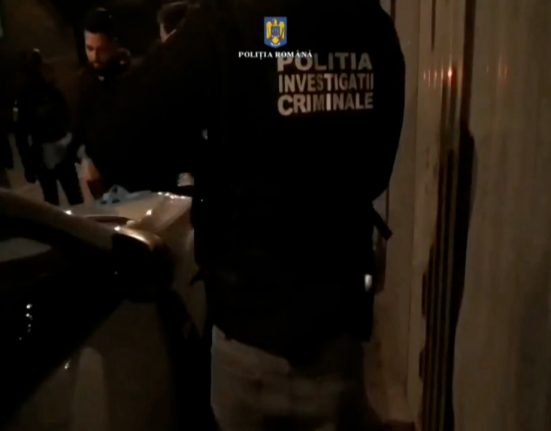 Asistenta din Gorj a furat 140000 euro si bijuterii cu ajutorul iubitului mai tanar cu 20 de ani