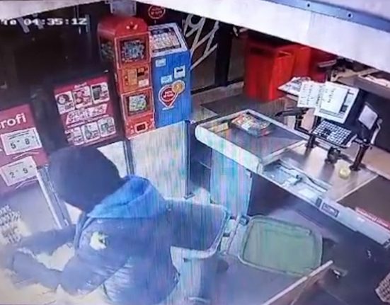Hotul intra cu tomberonul in magazinul din Galati pentru tigari surpriza la fuga