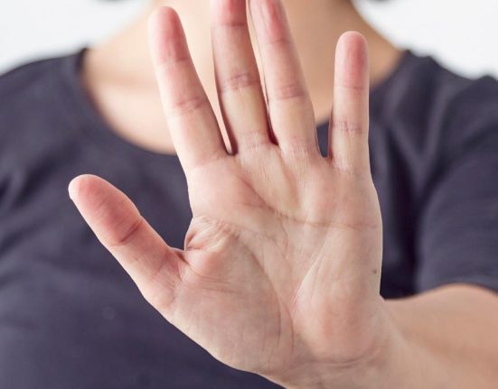 Liberalii condamna violenta de limbaj online si offline