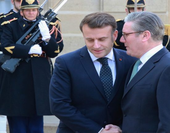 Macron invita Romania la summit si considera discutii cu Putin