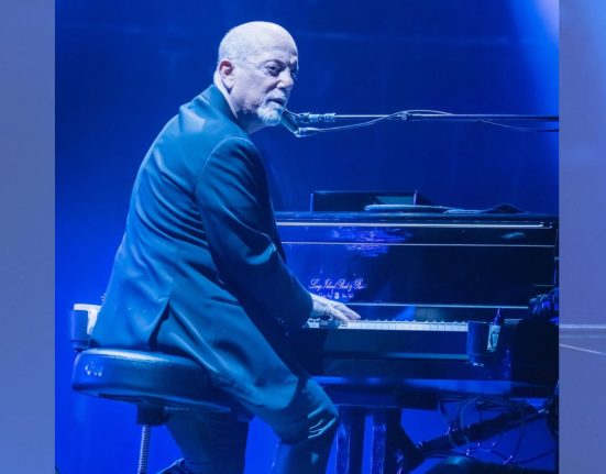 Momentul cand Billy Joel cade pe scena la 75 de ani