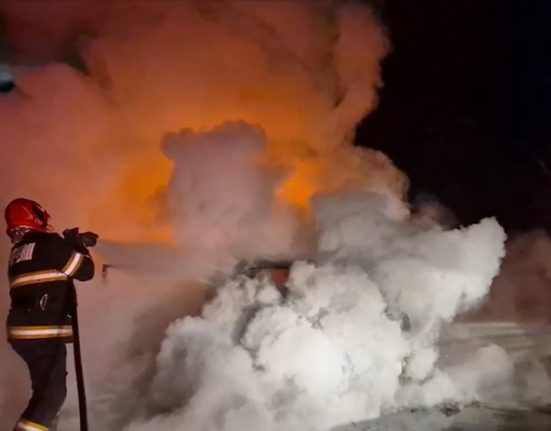 O masina a luat foc in mers in Satu Mare
