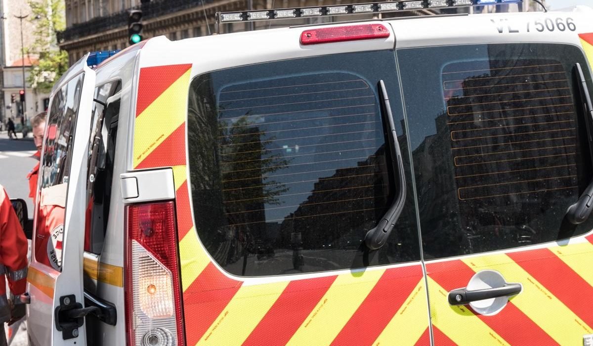 O tanara de 18 ani din SUA si a aruncat bebelusul din camera unui hotel din Paris