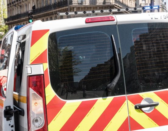 O tanara de 18 ani din SUA si a aruncat bebelusul din camera unui hotel din Paris