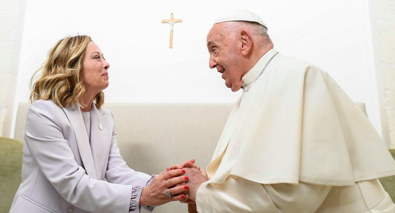 Papa Francisc vizitat la spital de Giorgia Meloni alert si receptiv Simtul umorului intact