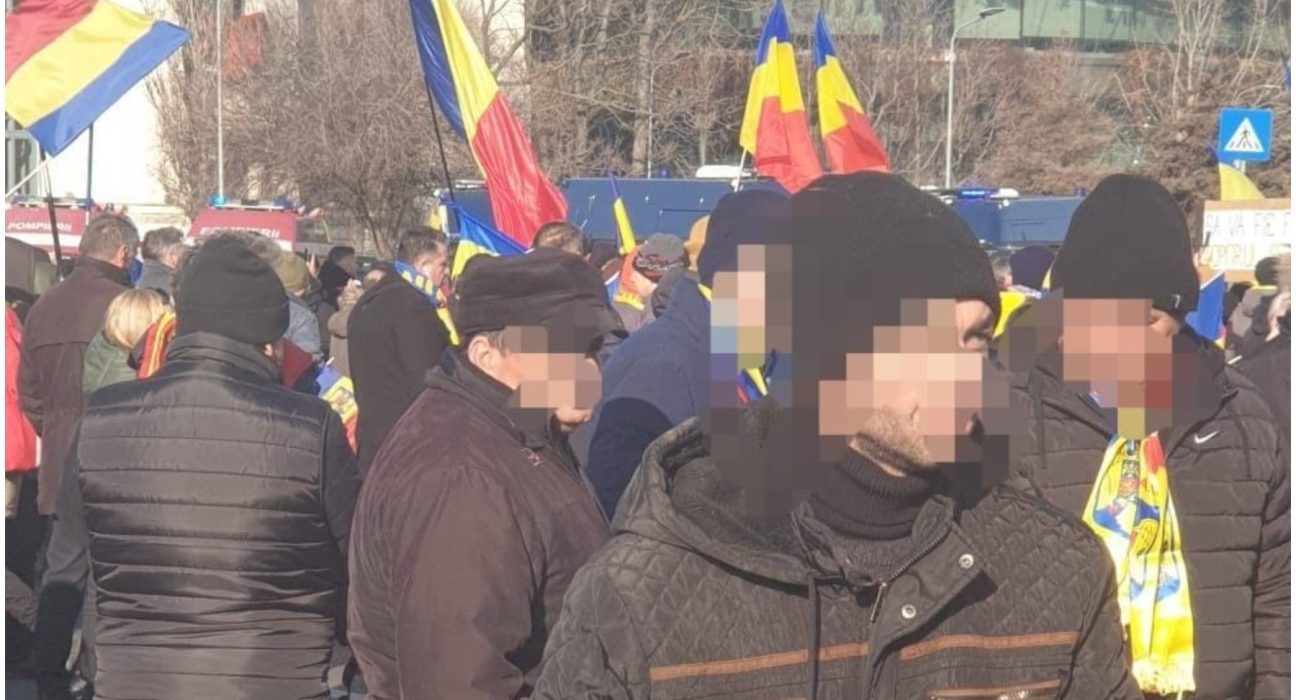 Protest violent in Piata Victoriei barbat taie panouri