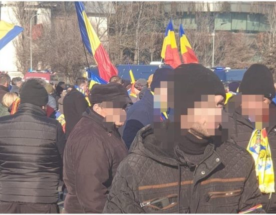 Protest violent in Piata Victoriei barbat taie panouri