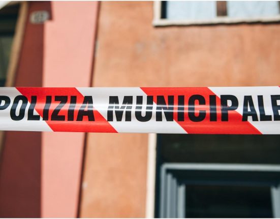 Roman de 24 de ani impuscat in cap de un paznic in timp ce fura dintr un apartament din Roma