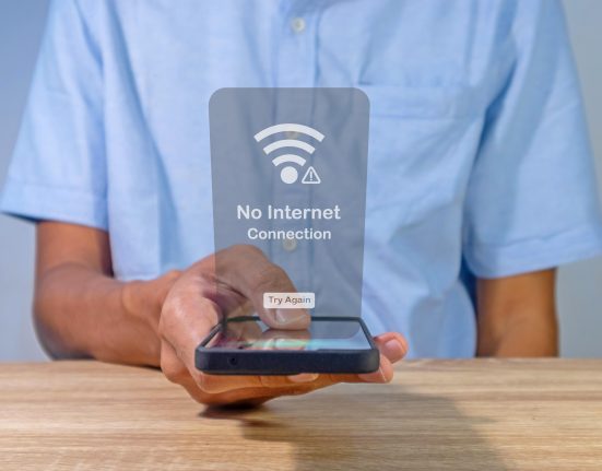 Sute de francezi fara retea sau internet din cauza birocratiei Singura speranta