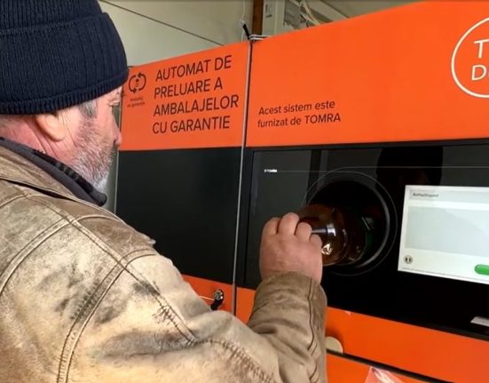 A treia comuna din Romania cu sistem RetuRO Oamenii mergeau zeci de kilometri pentru reciclare Pana acum erau aruncati banii astia