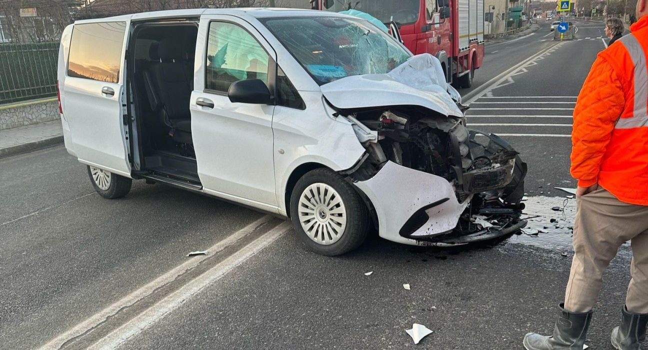 Accident grav intre TIR si microbuz in Tuzla