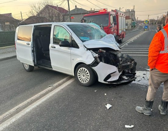 Accident grav intre TIR si microbuz in Tuzla