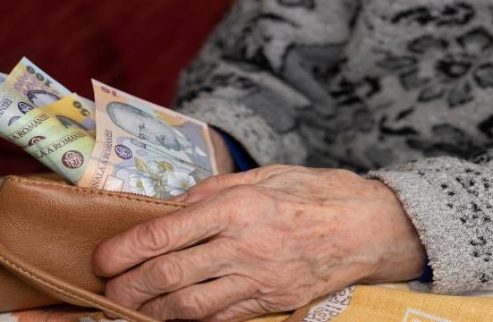 Cand se vireaza pensiile pe card in aprilie 2025