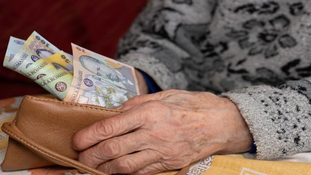 Cand se vireaza pensiile pe card in aprilie 2025