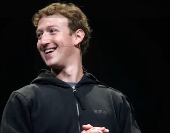 Cat a costat hanoracul lui Zuckerberg licitat de 22 ori