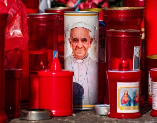 Cat de grava este dubla pneumonie a Papei Francisc