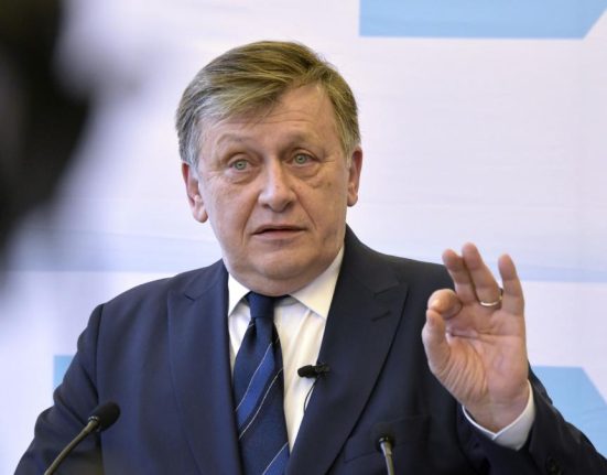 Crin Antonescu afirma ca serviciile si justitia nu vor face politica