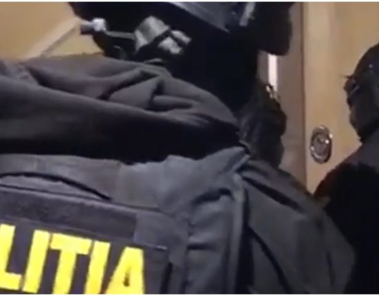 Doi tineri prinsi la Timisoara vanzand droguri