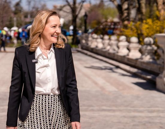 Elena Lasconi fotografii in gradina de la Cotroceni