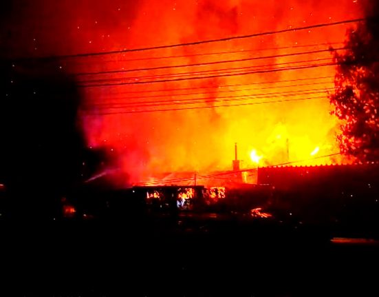 Incendiu la o fabrica de lemn din Alba Iulia