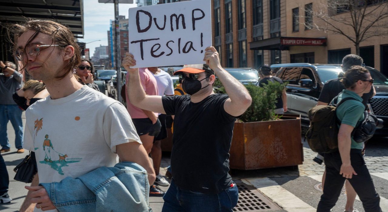 Proteste in SUA si Europa contra influentei lui Musk