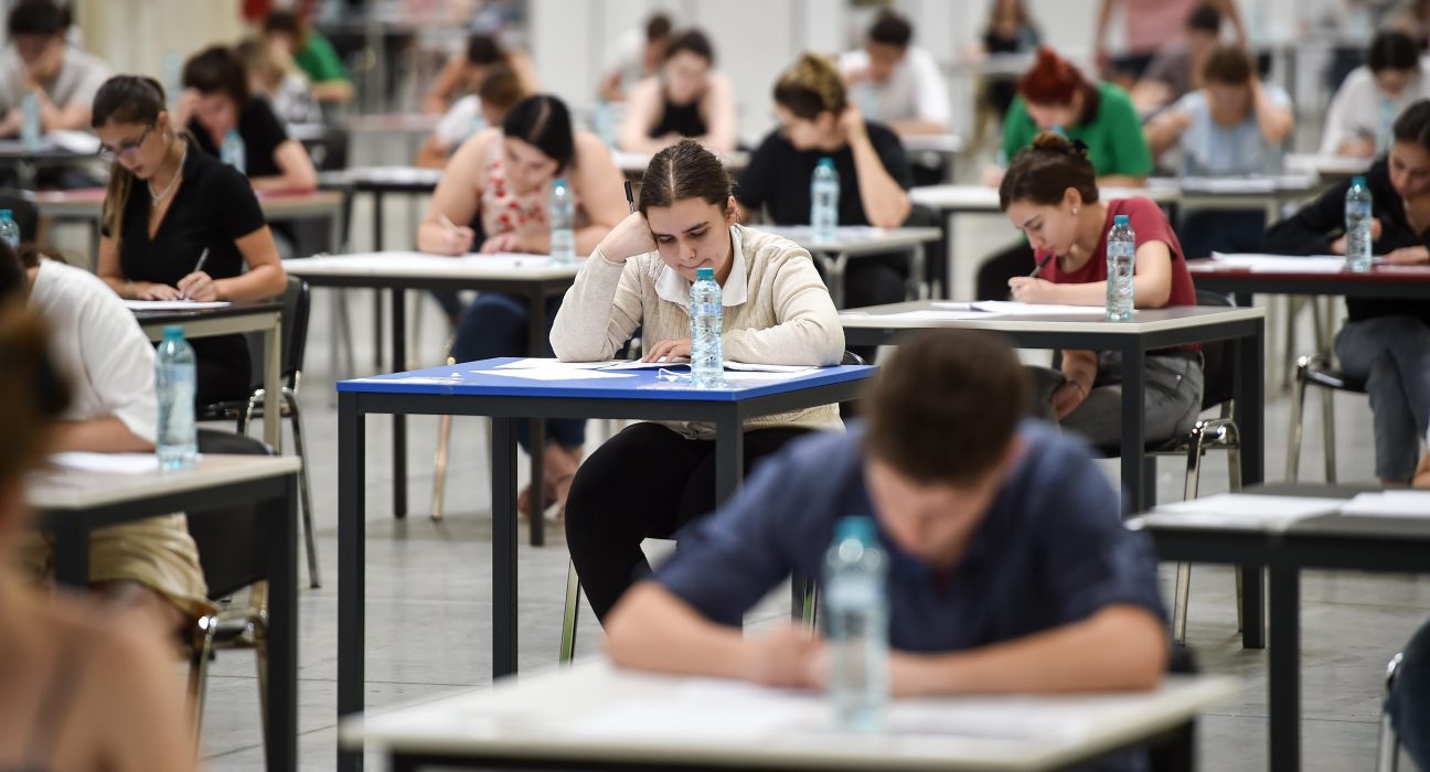 Simulare Evaluare Nationala 2025 Cinci elevi eliminati pentru frauda