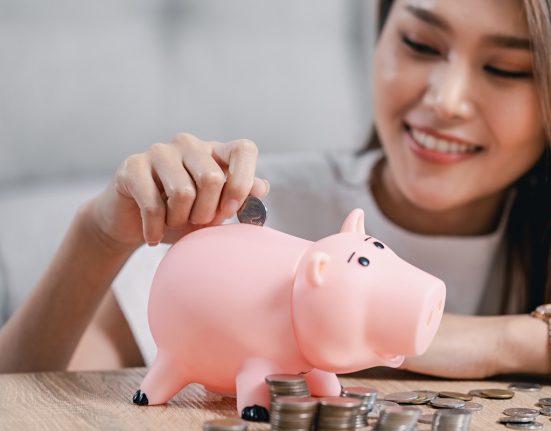 Studiu 2 din 10 femei nu economisesc lunar