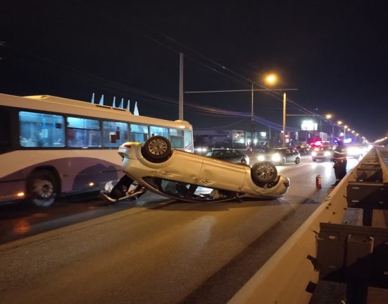 Un copil si mama sa raniti dupa ce o soferita nu a acordat prioritate intr o intersectie din Timisoara o masina rasturnata dupa impact