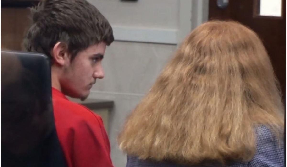 Adolescent de 17 ani acuzat ca si a ucis parintii pentru bani ca sa l omoare pe Trump