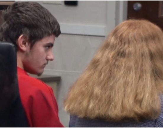 Adolescent de 17 ani acuzat ca si a ucis parintii pentru bani ca sa l omoare pe Trump