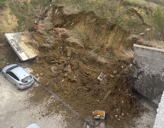Alunecare de teren langa un bloc din Iasi Dezvoltatorul acuza locatarii