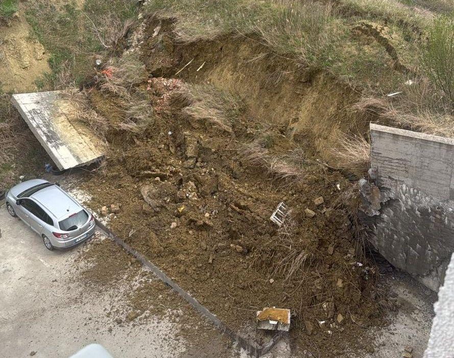 Alunecare de teren langa un bloc din Iasi Dezvoltatorul acuza locatarii