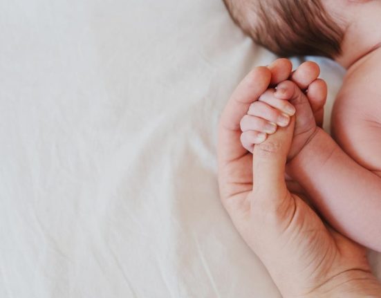 Bebelus disparut din Maternitatea Bacau mama alarmata